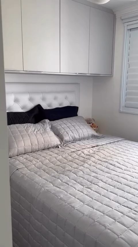 Quarto pequeno planejado com armário aéreo sobre a cama